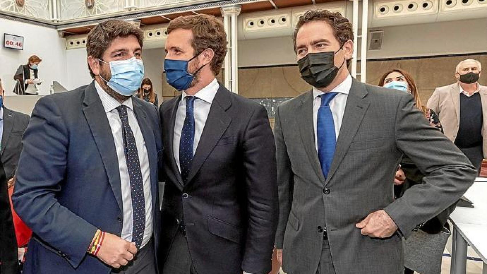 Casado y Teodoro García Eegea, con López Miras el día de la moción de censura.