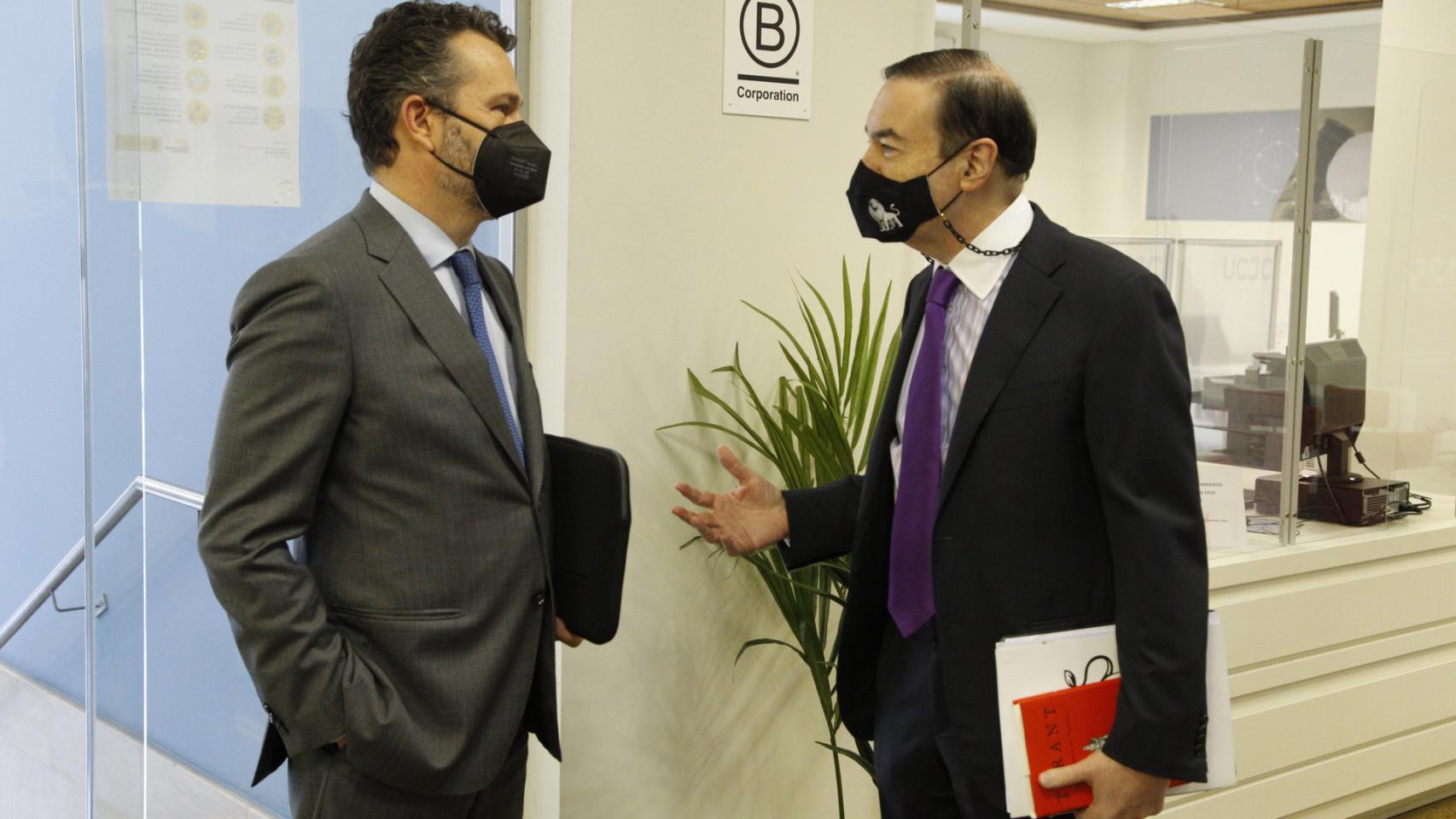 Pedro J. Ramírez y  Rodrigo Buenaventura  charlan antes de la intervención del presidente de la CNMV, en el Observatorio de las Finanzas.