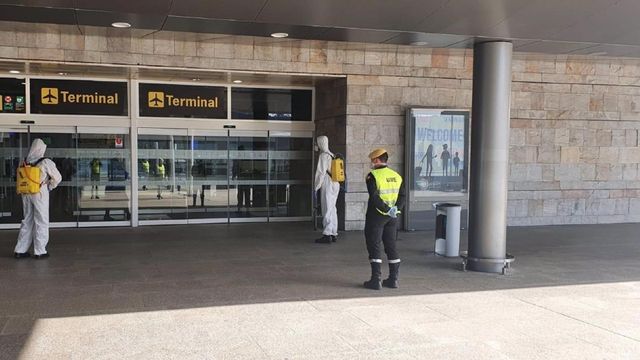 Efectivos de la UME desinfectan Alvedro en marzo del año pasado.