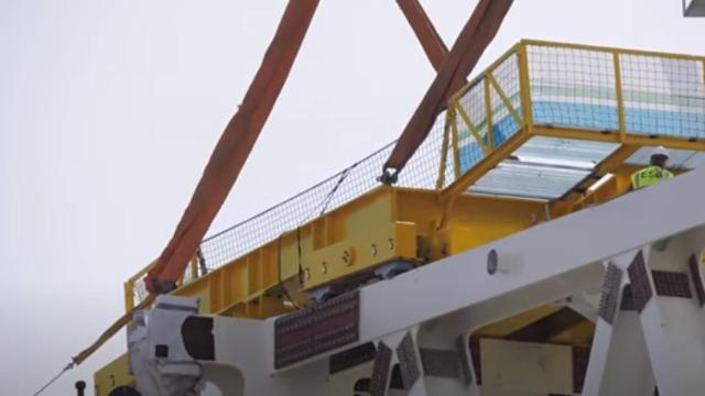 Nuevo carro en las obras del Santiago Bernabéu