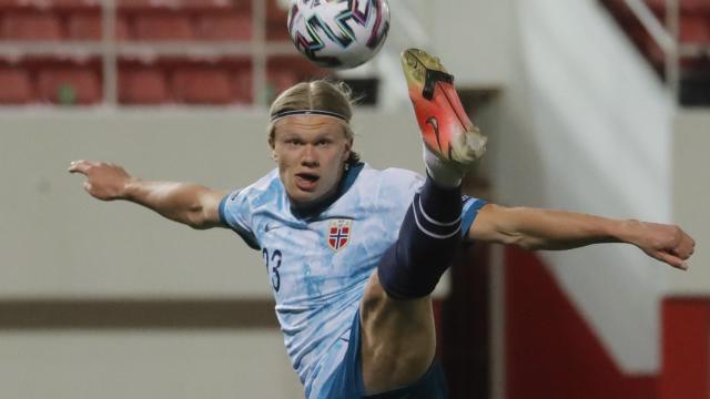 Haaland peleando un balón con Noruega