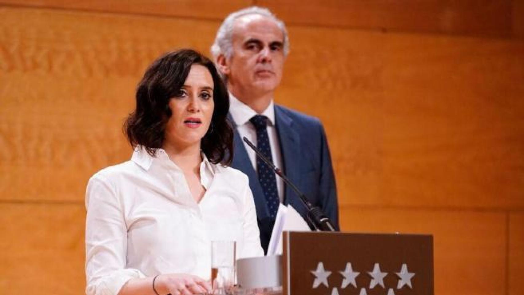 Isabel Díaz Ayuso junto al consejero de Sanidad, Enrique Ruiz Escudero.