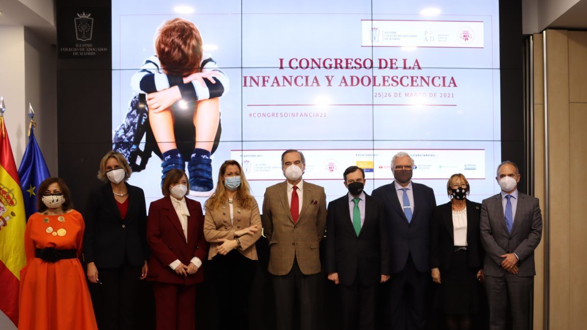 Los decanos de los colegios de abogados de Madrid y Barcelona junto a los organizadores del congreso./