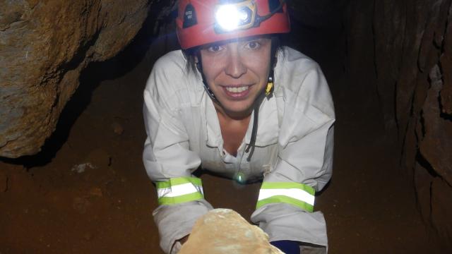 Mercedes Conde, en la Cueva de Rising Star (Sudáfrica) donde aparecieron los fósiles de Homo Naledi.