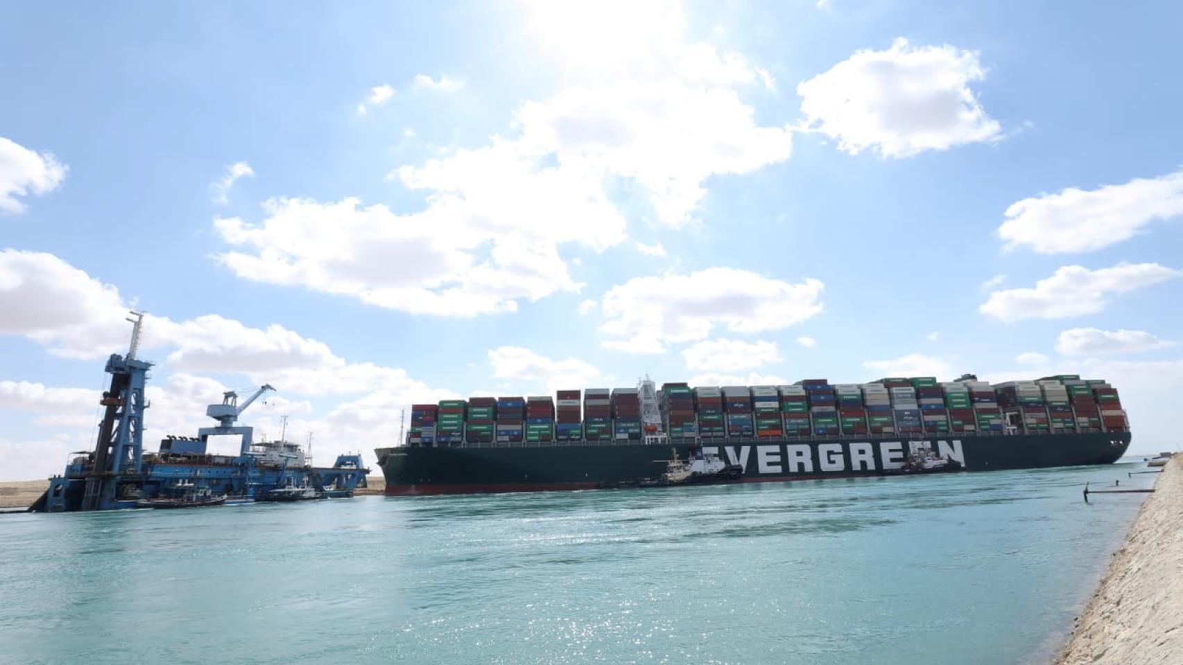 El Canal de Suez, bloqueado por un gigantesco barco carguero