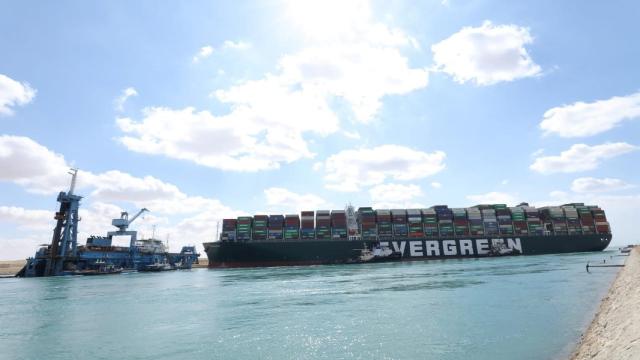 El Canal de Suez, bloqueado por un gigantesco barco carguero
