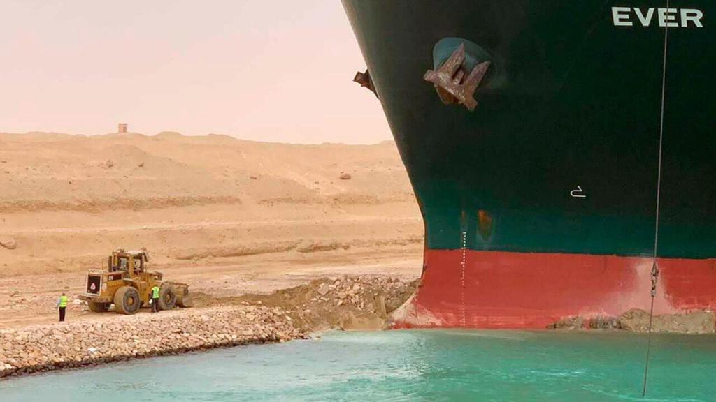 Labores de rescate del 'Ever Given'.