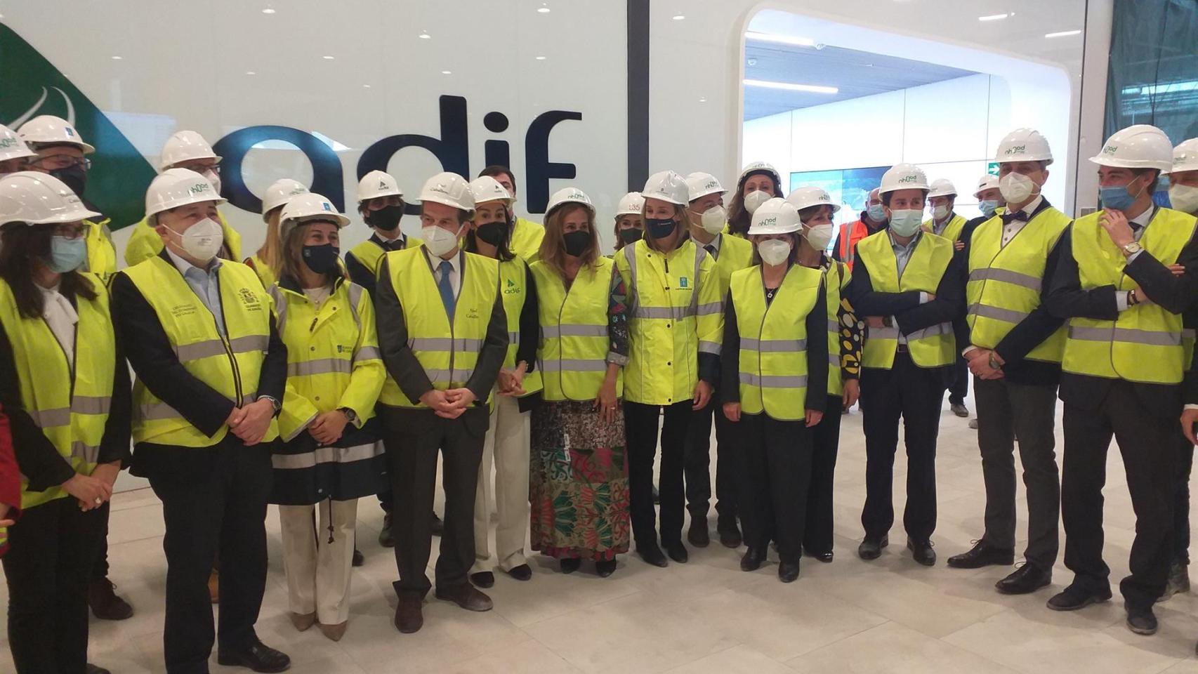 La presidenta de Adif, Isabel Pardo de Vera; junto a la conselleira Ethel Vázquez; el alcalde de Vigo, Abel Caballero; el delegado del Gobierno, Javier Losada; y otras autoridades, en la nueva estación del AVE, a punto de terminarse las obras
