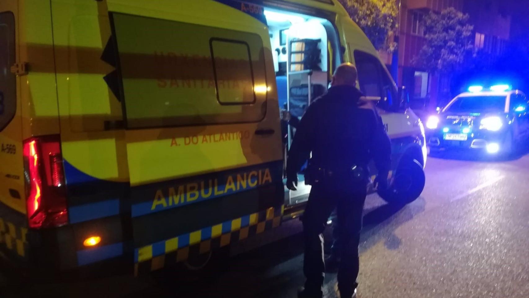Policía y ambulancia asisten a la mujer que estaba de parto.