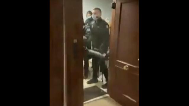Imagen del momento en el que la Policía entra en la vivienda.