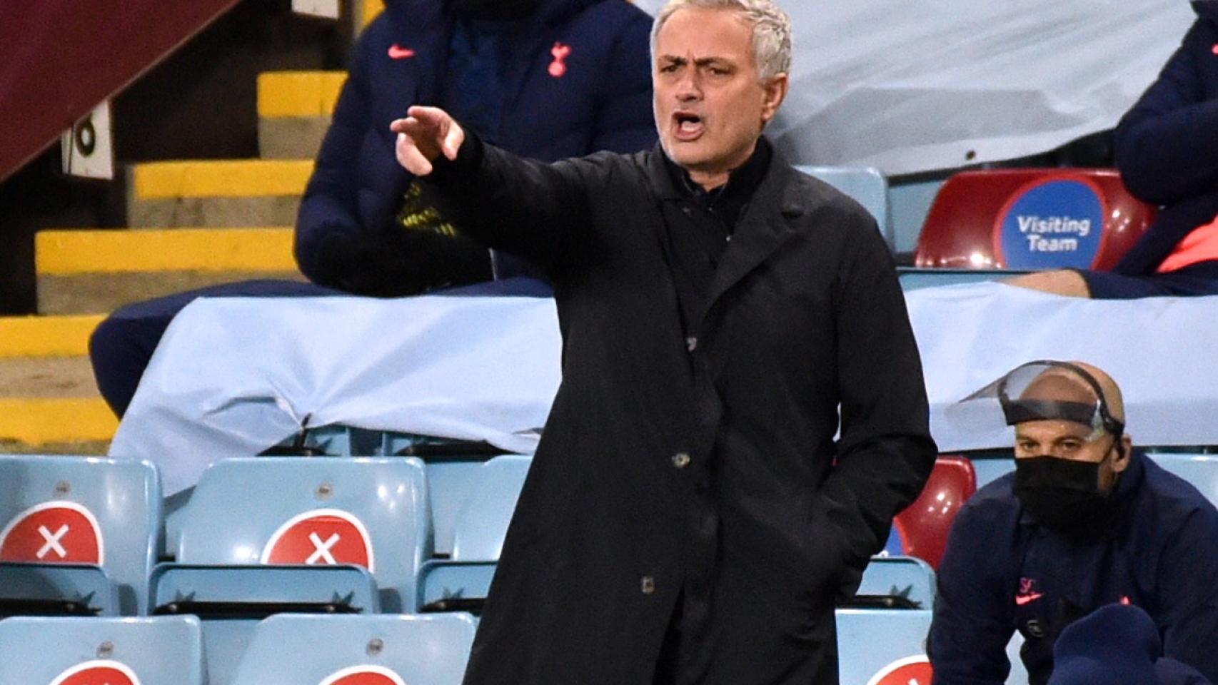 José Mourinho, dirigiendo un partido desde la banda.