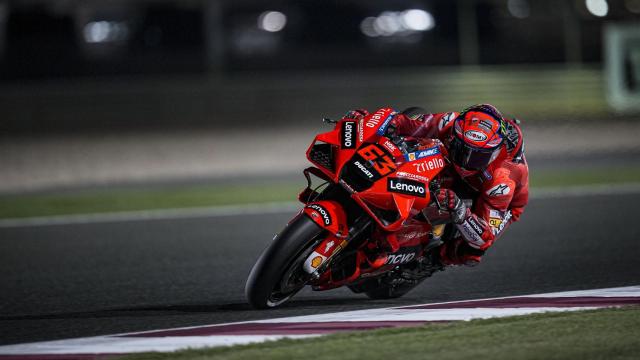 Pecco Bagnaia traza un viraje, en el circuito qatarí de Losail.