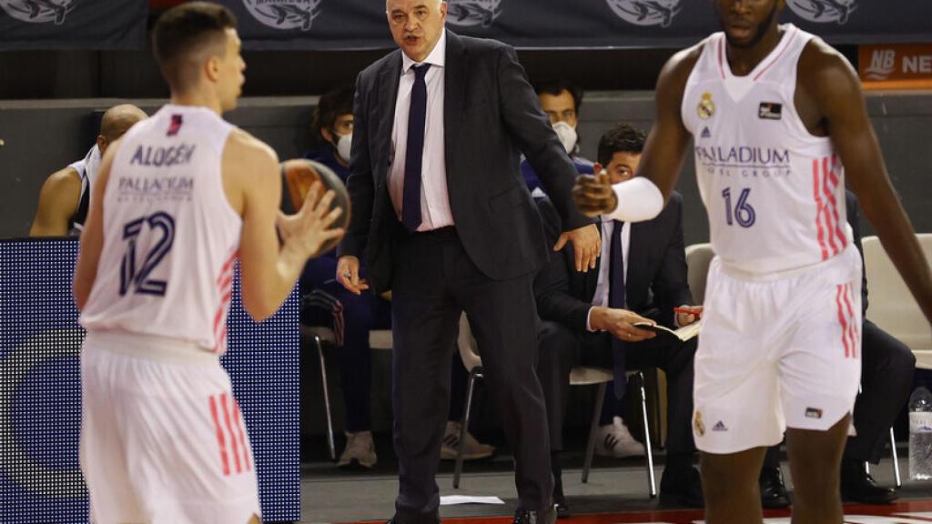 Alocén, Pablo Laso y Usman Garuba en un partido del Real Madrid