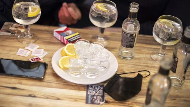 Una ronda de chupitos de tequila en una terraza del centro de Madrid.