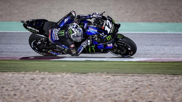Maverick Viñales pilota su YZR-M1 en el circuito qatarí de Losail.