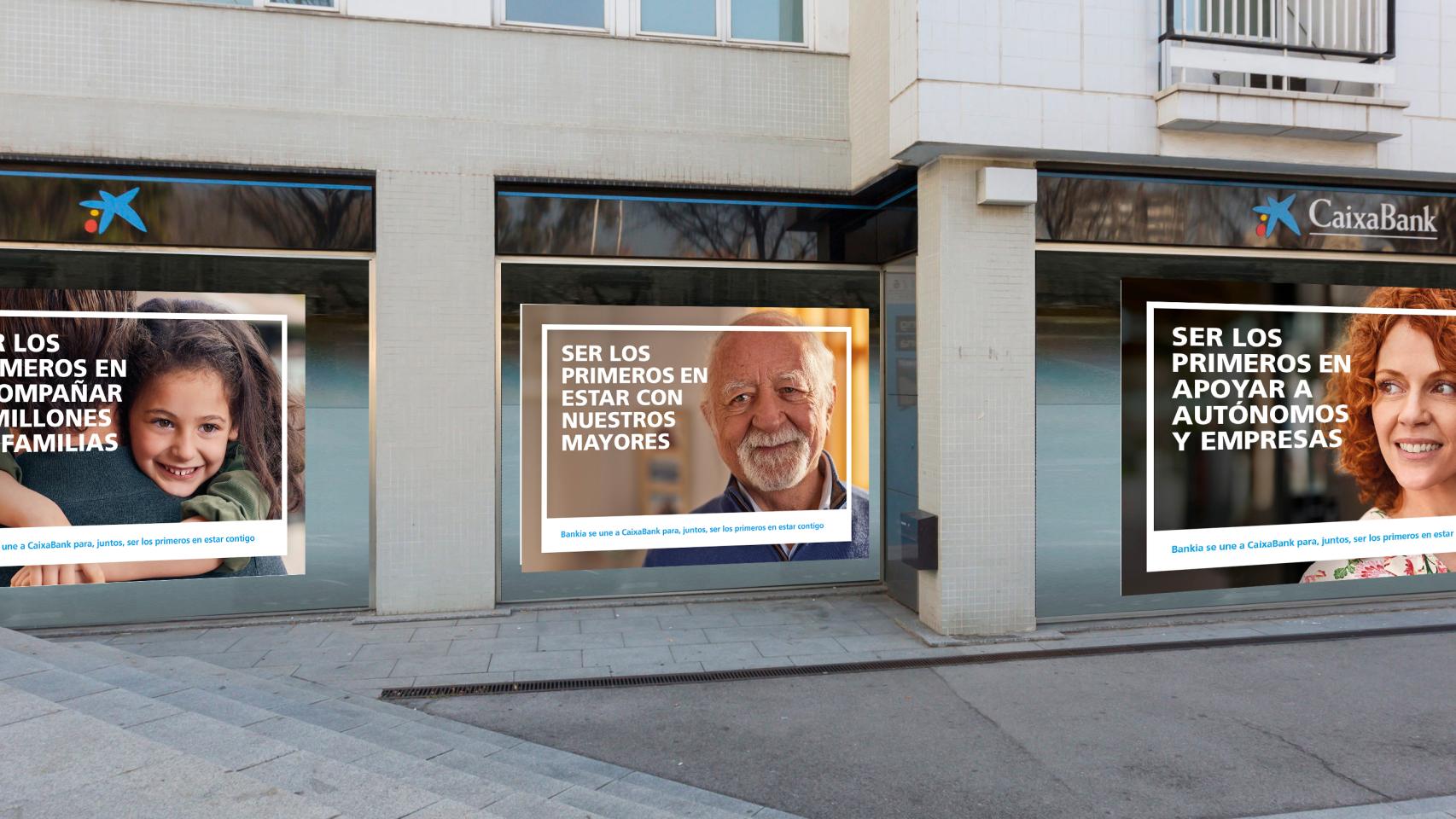 Primera campaña institucional de la nueva CaixaBank en una oficina bancaria.