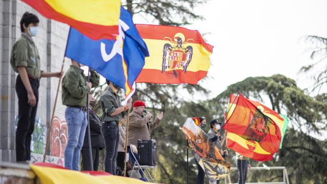 Varios adolescentes miembros de Acción Juvenil Española se manifiestan en el Arco de la Victoria este domingo.