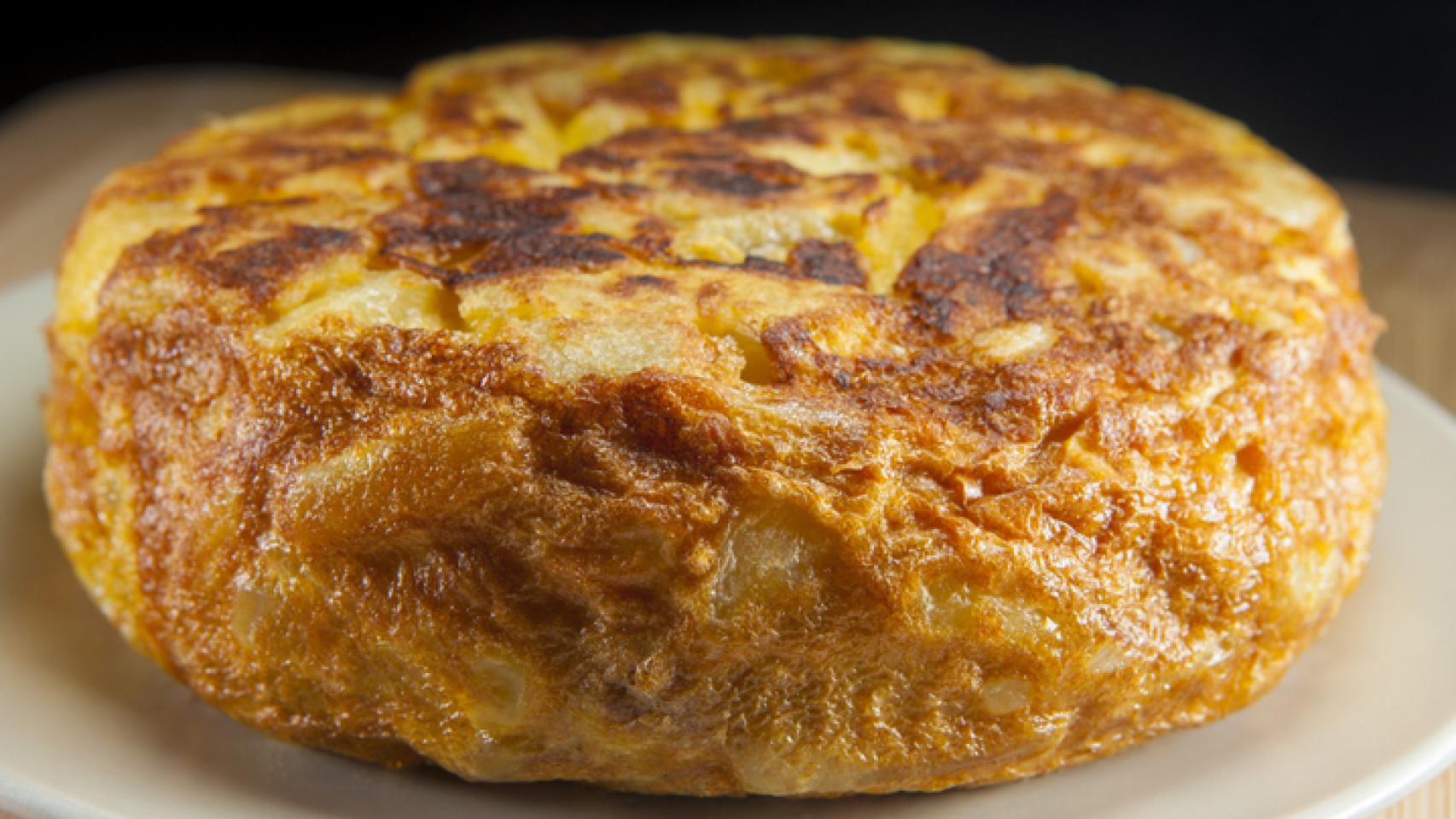 El truco para preparar una tortilla de patatas en 10 minutos.