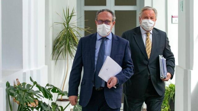 El consejero de Hacienda y Administraciones Públicas, Juan Alfonso Ruiz Molina, junto al director general de Función Pública, José Narváez