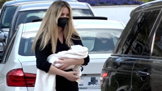 Edurne en una imagen de esa visita médica con su hija, Yanay.