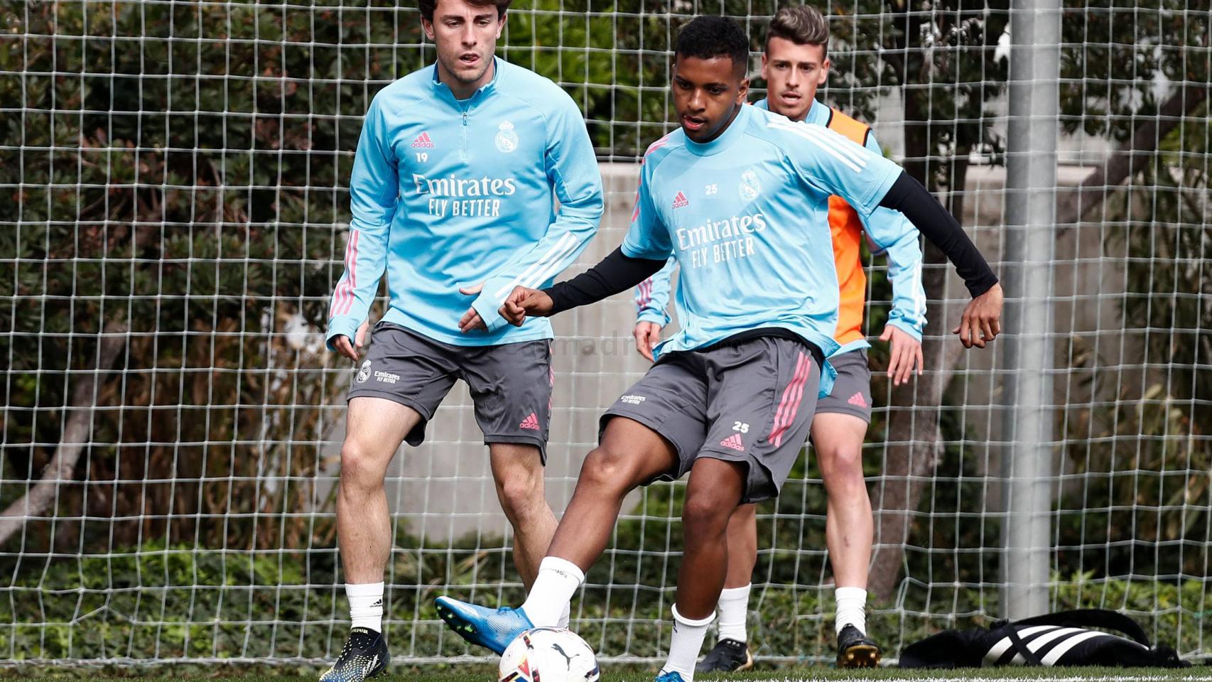 Álvaro Odriozola, Rodrygo Goes y Antonio Blanco, durante un entrenamiento del Real Madrid