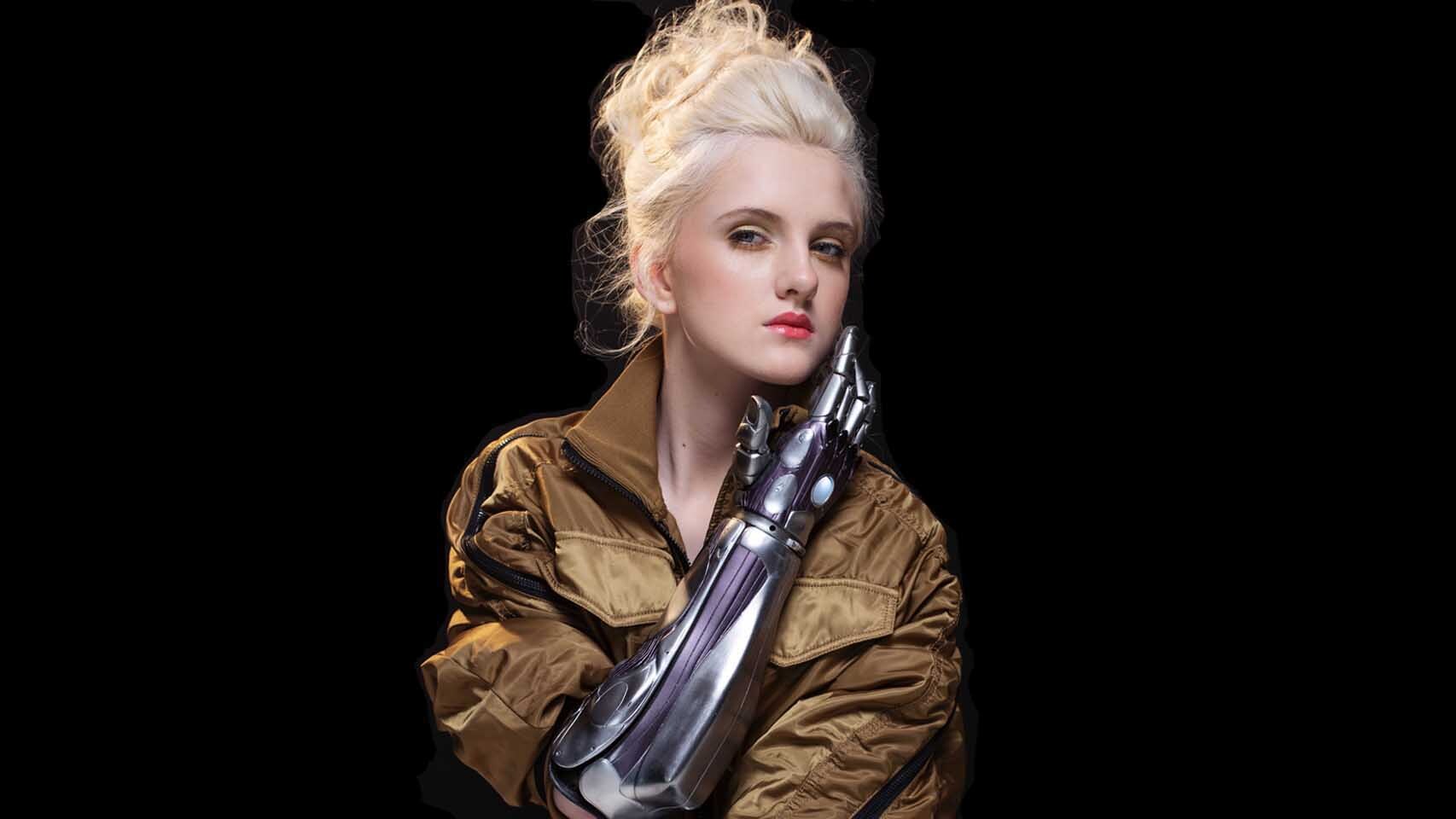 Tilly Lockey, modelo con dos brazos biónicos.