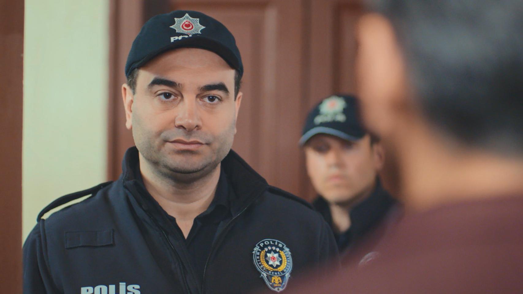 La policía irrumpe en el barrio en busca de Sarp, en el capítulo de 'Mujer' del lunes 5