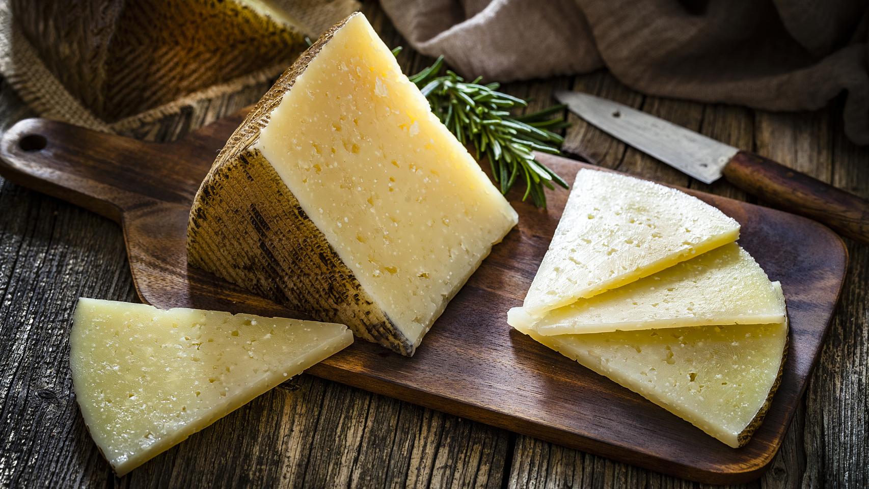 Una cuña de queso manchego.