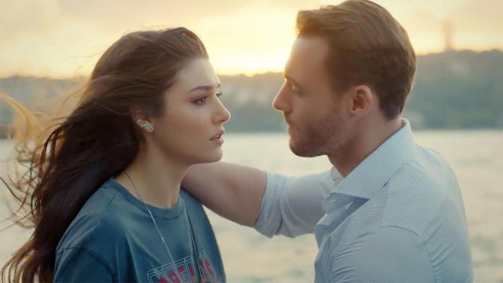 Hande Erçel y Kerem Bursin son los protagonistas de 'Love is in the air'.