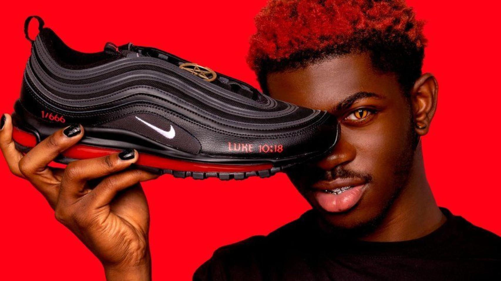 En la cámara de aire, las 666 unidades de las Nike Satan tienen una gota de sangre humana real.