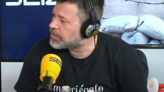 Quequé con una camiseta de Tutivillus en La vida moderna.