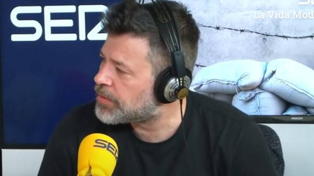 Quequé con una camiseta de Tutivillus en La vida moderna.