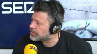 Quequé con una camiseta de Tutivillus en La vida moderna.