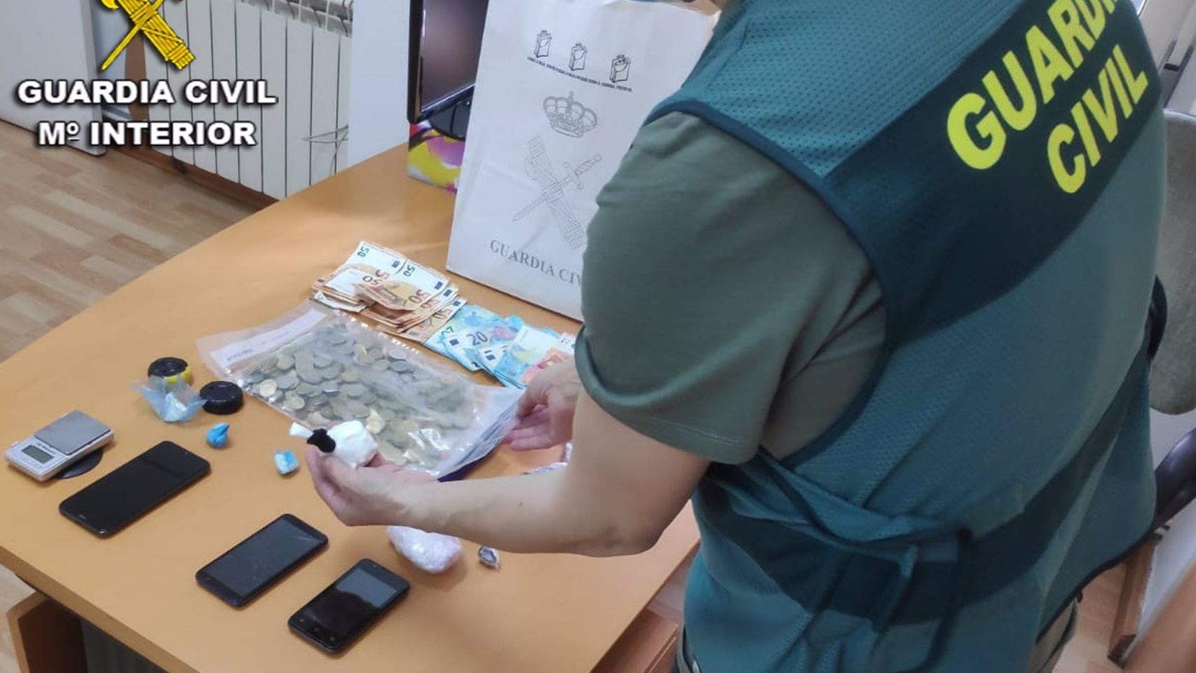 Efectos sustraídos en varios operativos de la Guardia Civil con seis detenidos de O Morrazo por venta de estupefacientes al menudeo