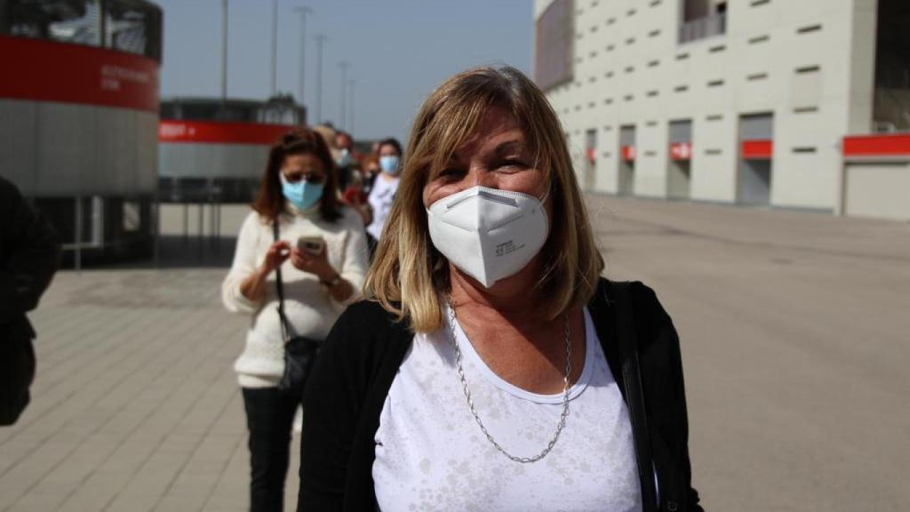 Inés se pone al principio de la cola para vacunarse. Le quedan tres horas por delante.