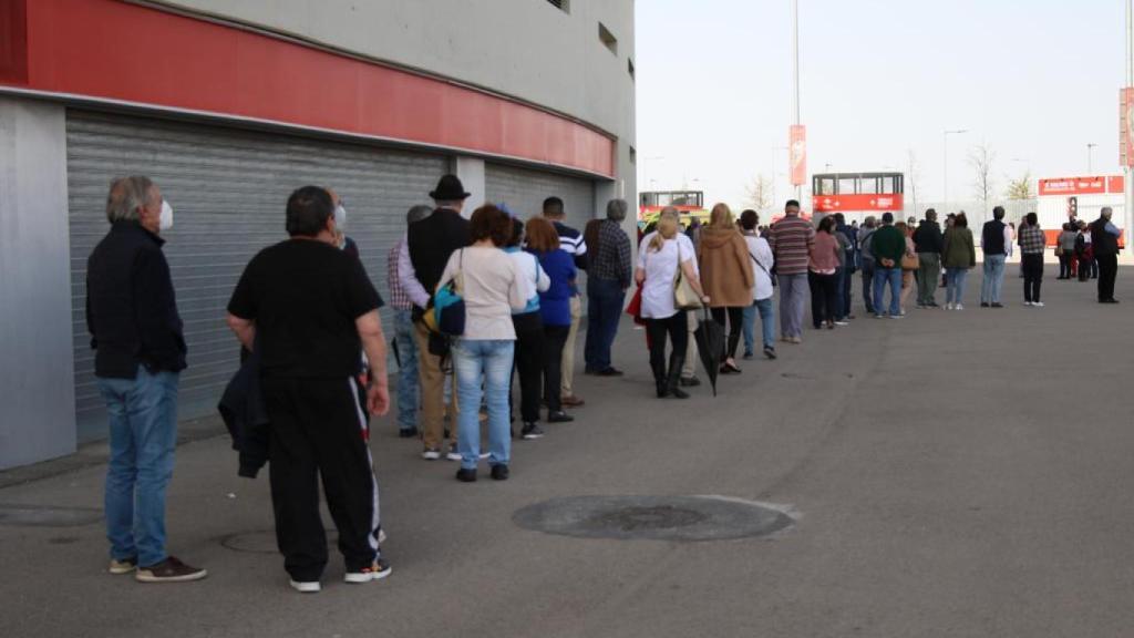 Largas colas para vacunarse en el Wanda Metropolitano.