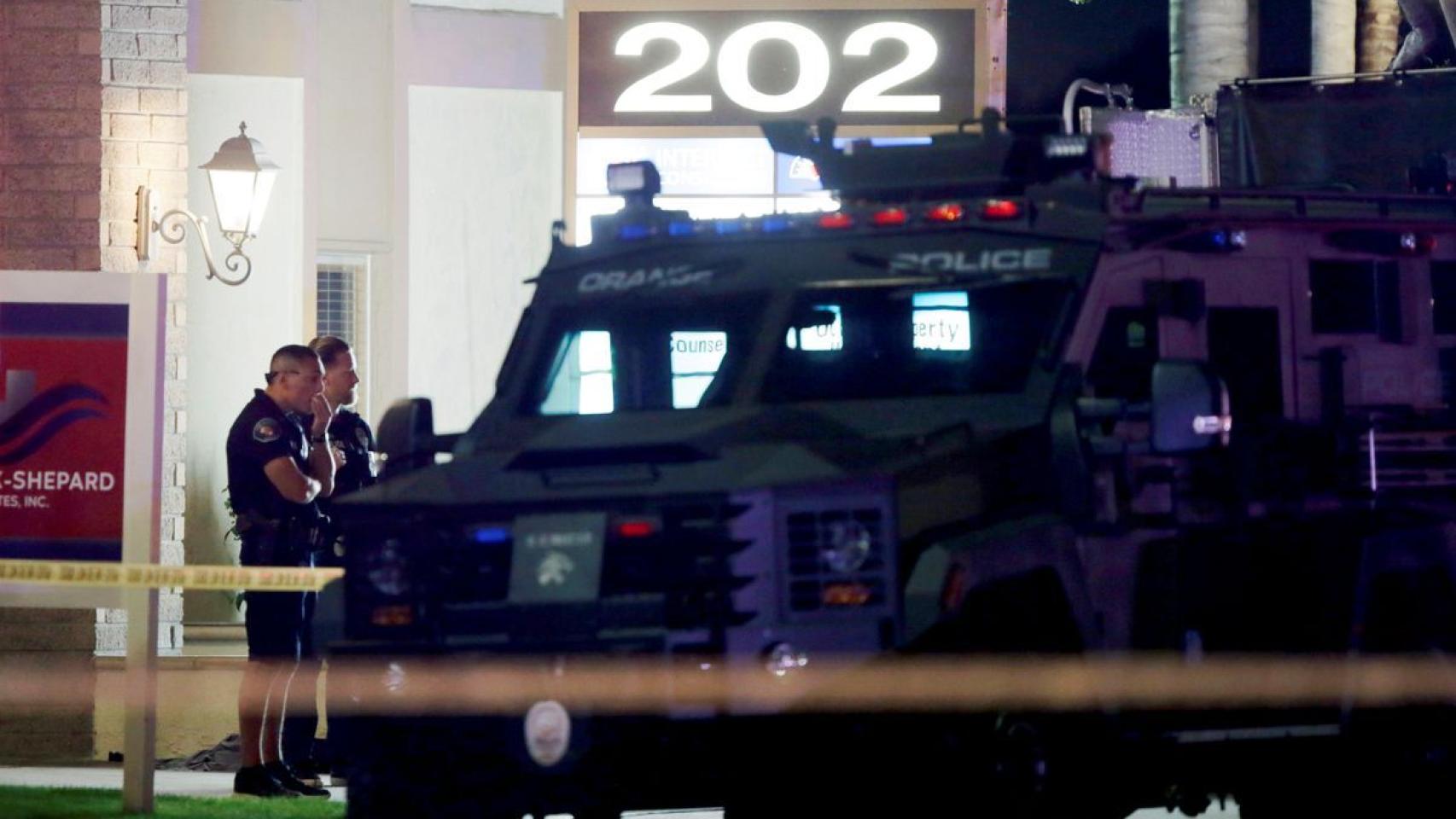 Dos policías en el lugar de los hechos.