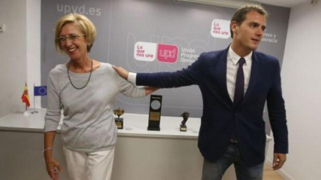 Los exdirigentes de Ciudadanos y UPyD, Albert Rivera y Rosa Díez, se despiden tras un acto juntos.
