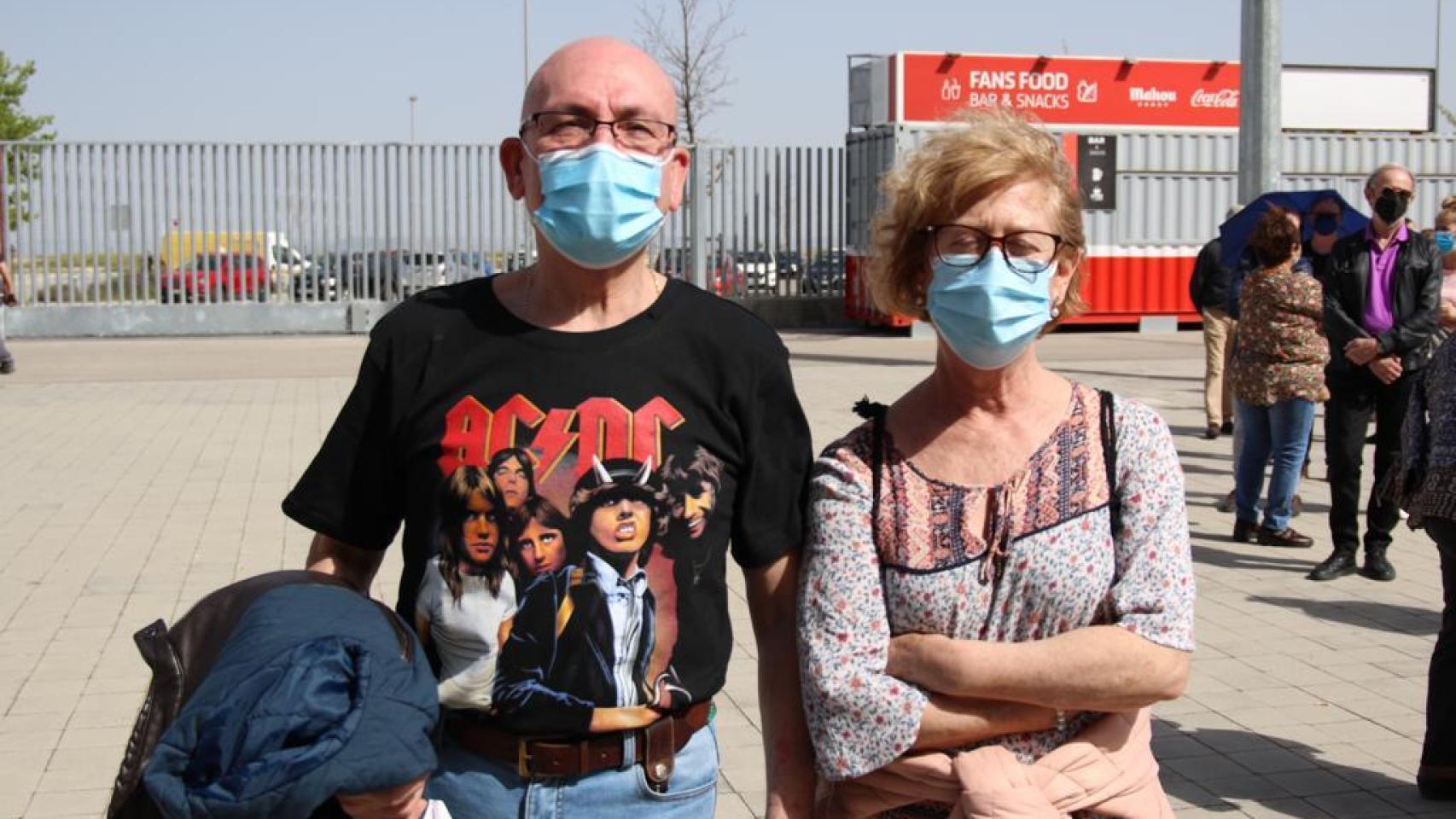Miguel y Carmen llevan horas esperando para vacunarse.