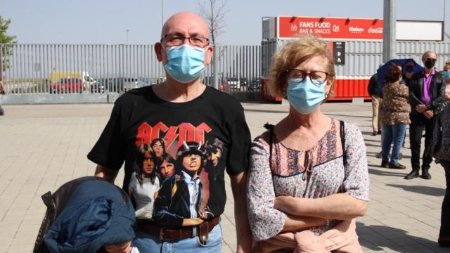 Miguel y Carmen llevan horas esperando para vacunarse.