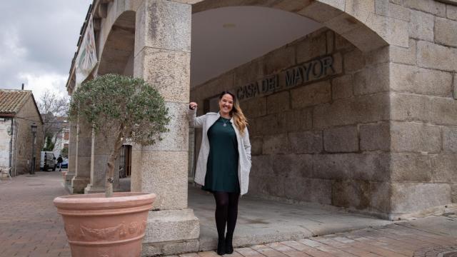 Carla Greciano, frente al antiguo Ayuntamiento de Galapagar.