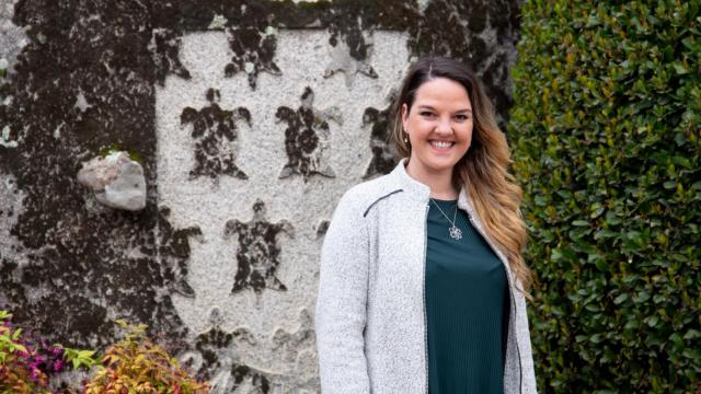 Carla Greciano, portavoz del PP en Galapagar, posa para EL ESPAÑOL con el escudo de su municipio de fondo.