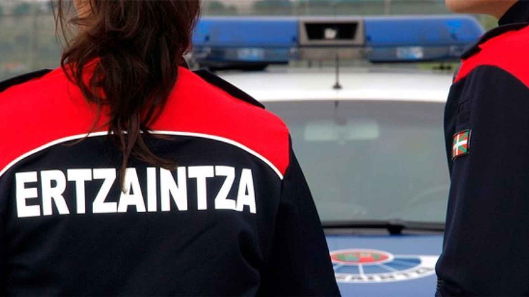 Dos agentes de la Ertzaintza.