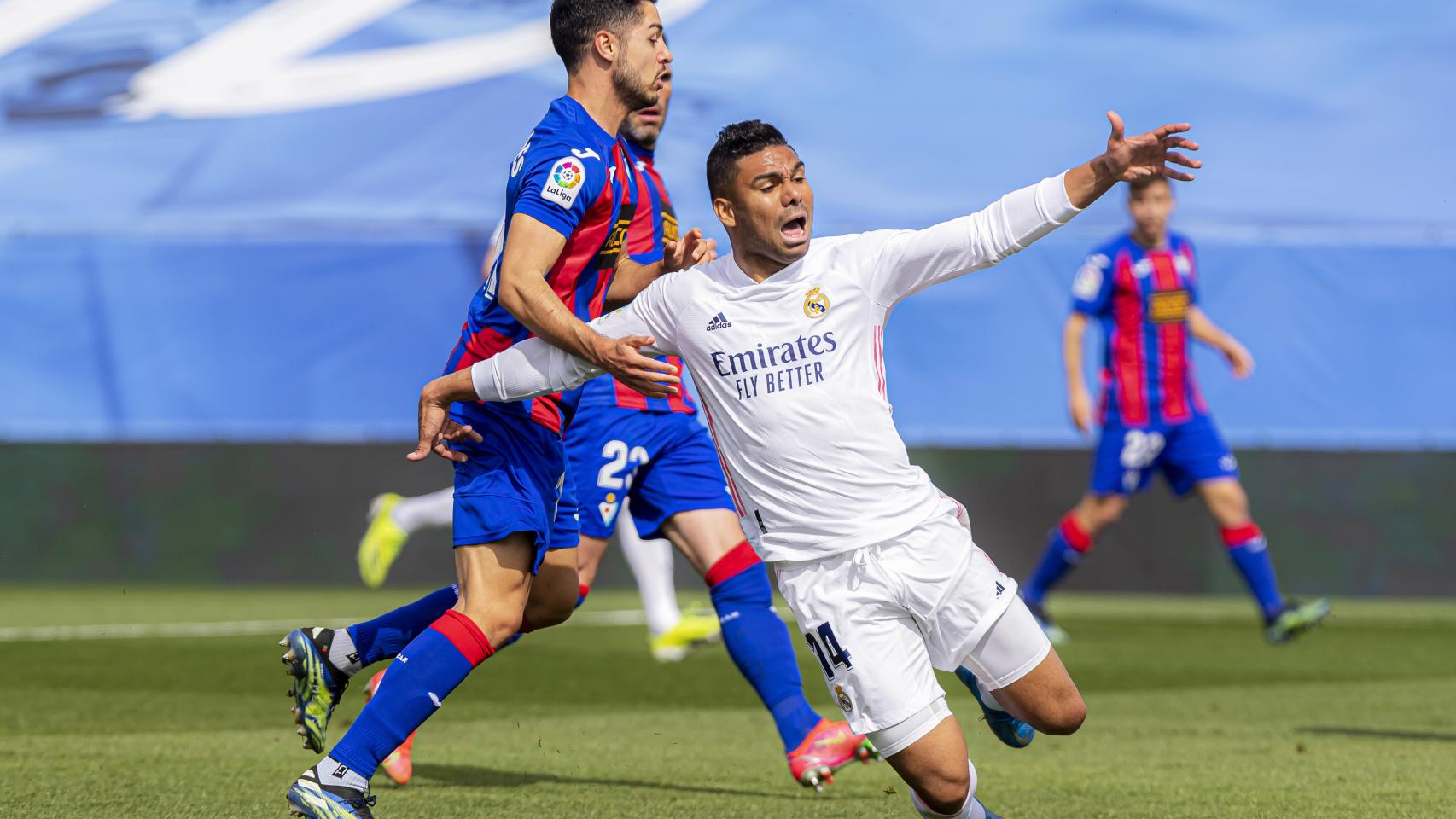 Rafa Soares agarra en el área a Casemiro y el VAR no pita penalti