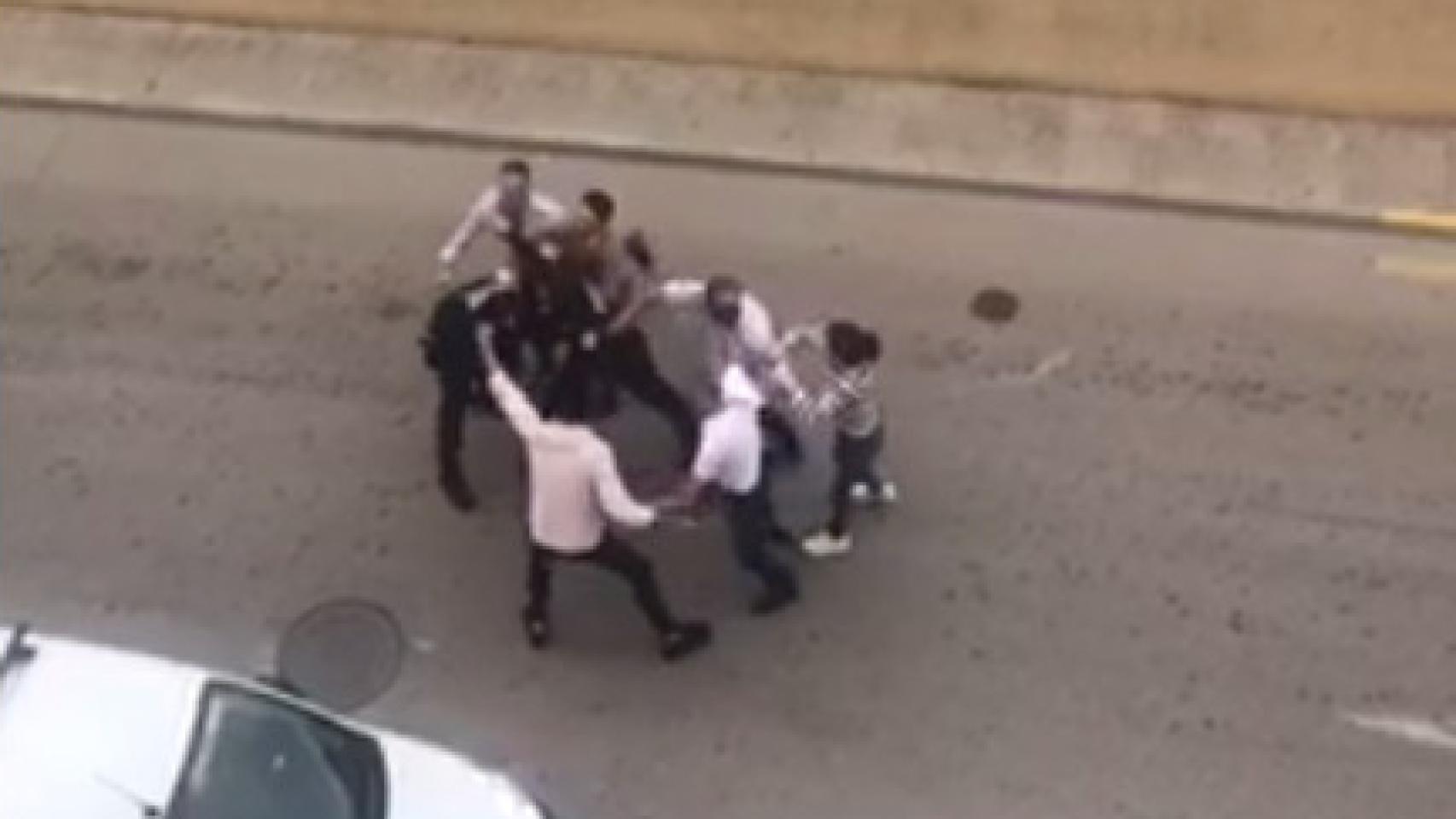 Momento en el que uno de los participantes en la fiesta agrede a uno de los agentes.
