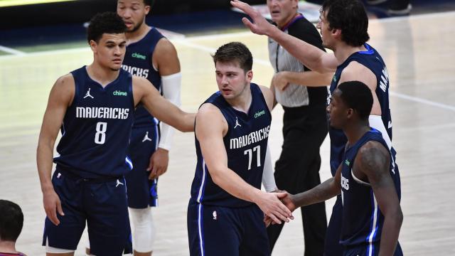 Luka Doncic, junto a sus compañeros de los Dallas Mavericks
