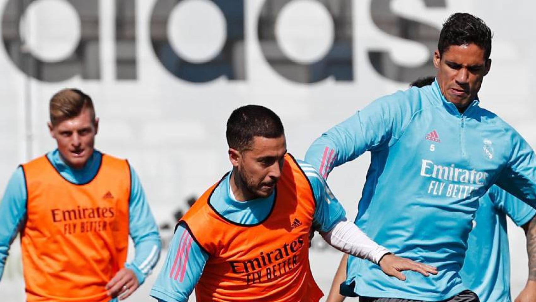 Eden Hazard y Raphael Varane, durante un entrenamiento del Real Madrid