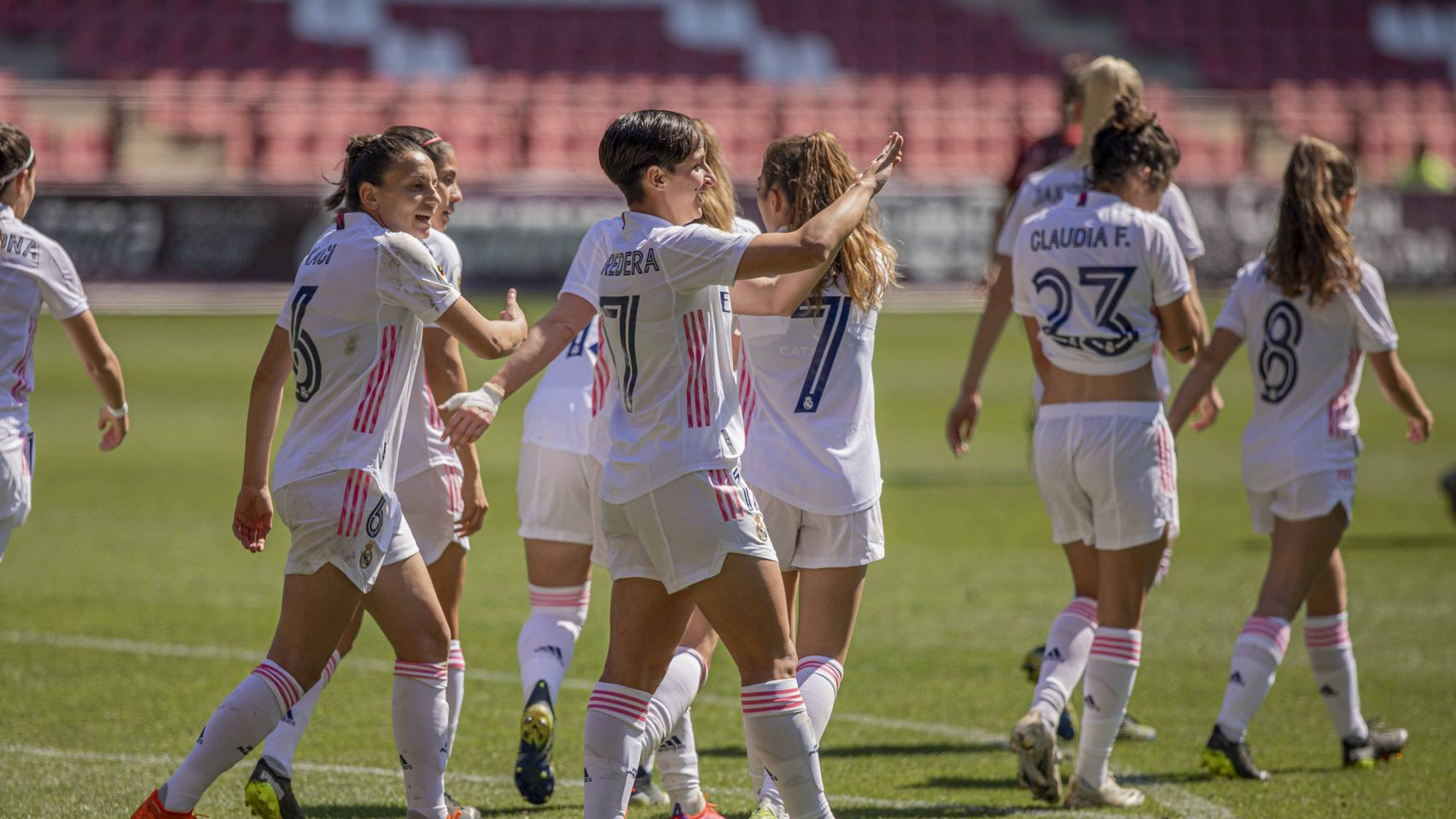 Marta Corredera y las jugadoras del Real Madrid Femenino celebran un gol ante el EDF Logroño