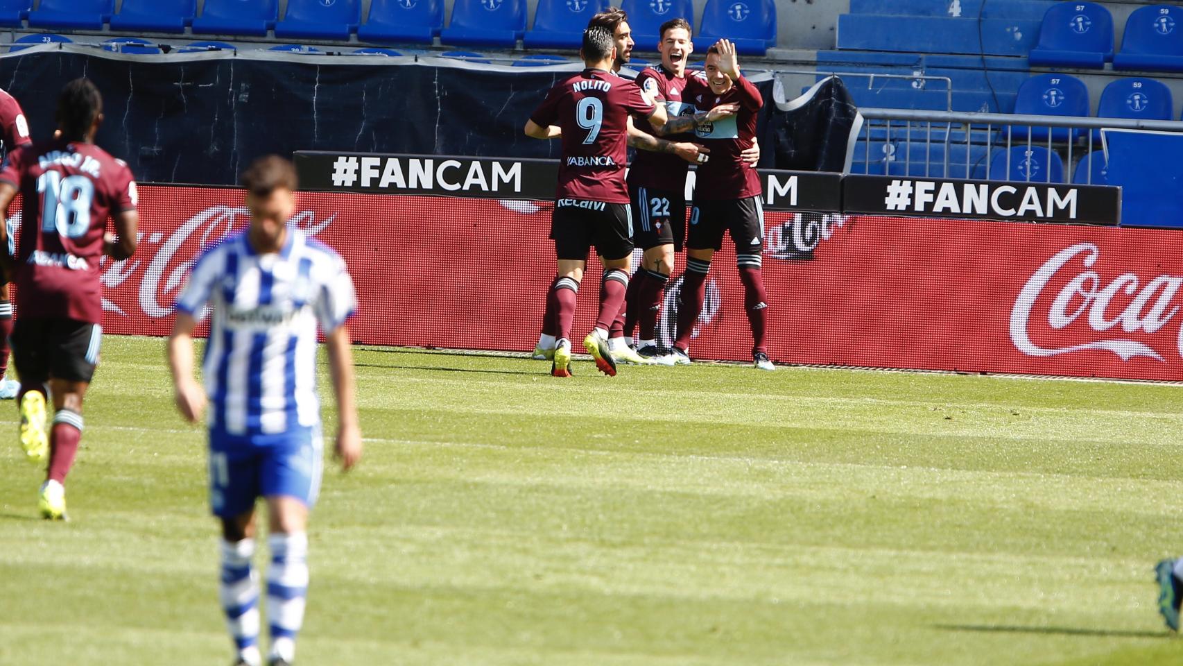 Los jugadores del Celta celebran un gol ante el Alavés