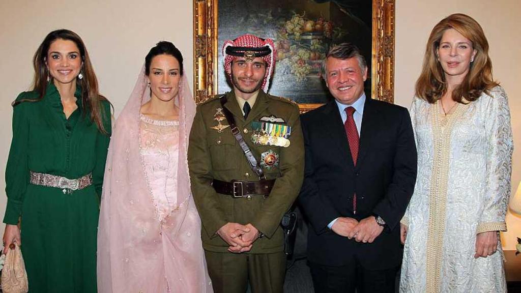 Imagen de 2012 en la boda de Hamzah bin Hussein y la princesa Basma Otoum, ambos en el centro. A su derecha, la reina Rania; y a su izquierda, Abdullah II y la reina Noor, viuda de Hussein.